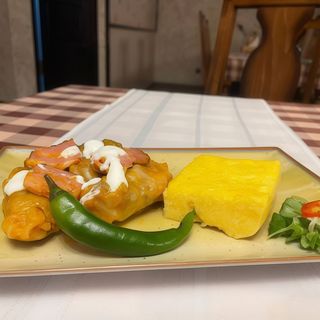 Sărmăluţe cu mămăliguță, smântână şi ardei iute