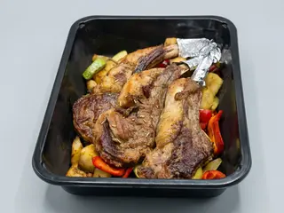 Cotlete de berbecuț la cuptor și legume la cuptor