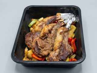 Cotlete de berbecuț la cuptor și legume la cuptor