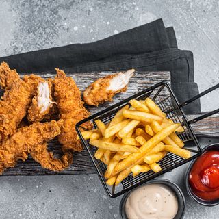 Meniu 8 crispy, cartofi prajiti, 2 sosuri