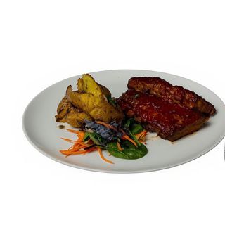 Scarita de porc cu sos American ( BBQ) , cartofi wedges si salata Coleslaw