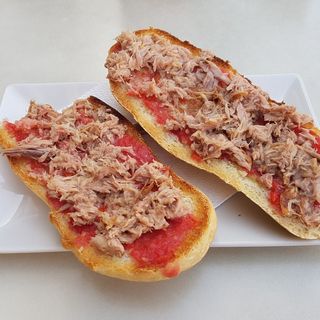 Toast cu ton, cascaval si sos de rosii