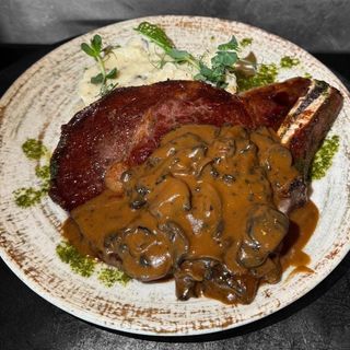 Antricot de vită cu sos de ciuperci și piure de cartofi cu trufe