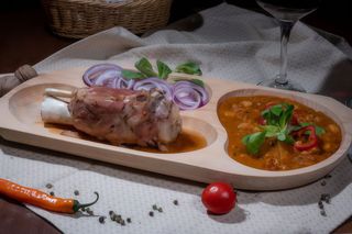 Ciolan afumat cu os și iahnie de fasole