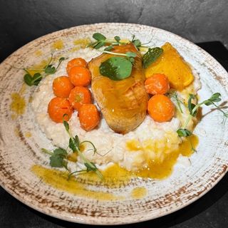 Piept de pui** glasat cu sos de portocale și scorțișoară odihnit pe pat de risotto cu morcovi parizieni