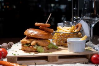 Chicken burger cu cartofi dulci prajiti si sos alb