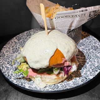 The blue beef burger, cartofi fry'n dip**