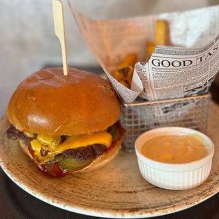 Smashed double cheeseburger cu cartofi fry’n dip și sos cheddar