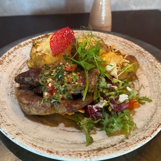 Ceafă de porc iberic la grill cu cartofi turtiți cu parmezan