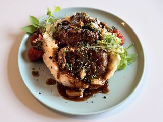 Obrăjori de porc cu piure de cartofi cu trufe și sos demiglace cu ciuperci