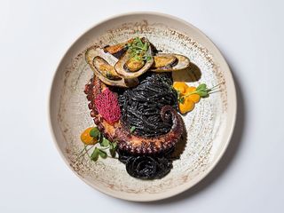 Spaghete al nero di sepia, AOP cu caracatiță și scoici verzi