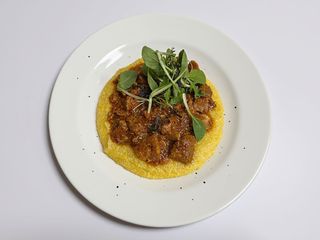 Tocăniță de porc cu mămăliguță