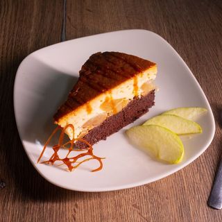 Tort de mere cu cremă de zahăr ars