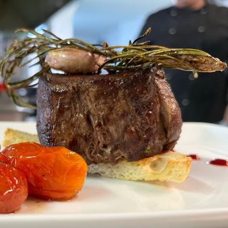 Muschi de vită Angus la grătar cu variatie de sosuri