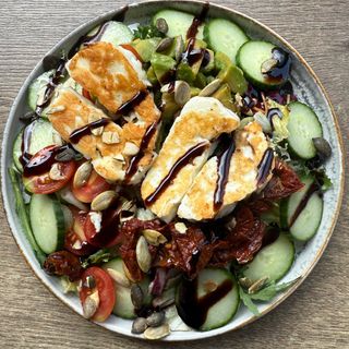 Salata cu halloumi la grătar
