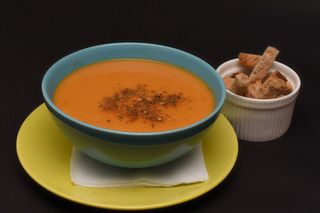 Supă cremă de linte cu crutoane