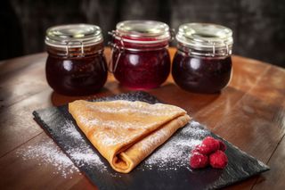 Clatite cu dulceata de visine