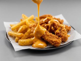 Cartofi cu crispy strips și sos cheddar