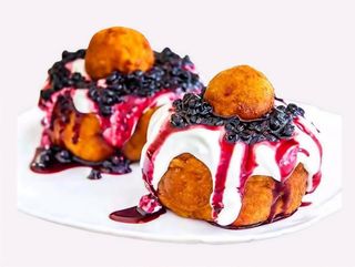 Papanași, smântână, dulceață afine