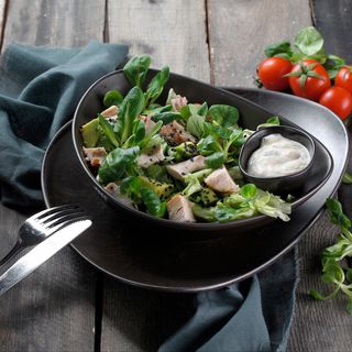 Salată cu pui și avocado