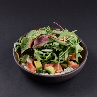 Salată cu somon și avocado