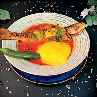 Saramura de pastrav cu mamaliga