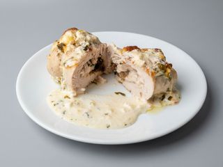 Rulou de porc dunarean cu garnitura de orez ciuperci