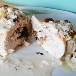 Rulou de porc dunarean cu garnitura de orez ciuperci