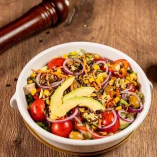 Salată în culori cu avocado