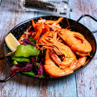 Creveti Black Tiger cu susan pe pat de salată mixta