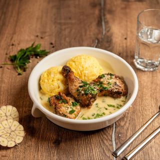 Pui moldovenesc la tuci cu budincă de mălai