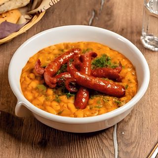 Mâncărică de fasole cu cârnăciori rumeniți