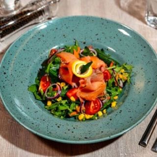 Salată cu somon fume