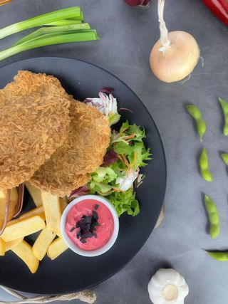 Snitel de porc cu cartofi prajiti si salata coleslaw