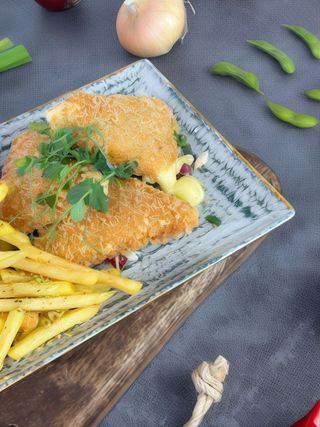 Cascaval pane cu cartofi prajiti si sos de sfecla