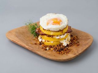 Mamaliga in straturi cu ochi de ou, chipsuri bacon si burduf