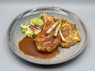 Tomahawk de Porc la Grill cu Cartofi Zdrobiti si Sos Demiglace