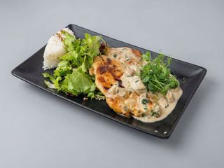 Piept de pui la gratar cu sos de ciuperci si orez