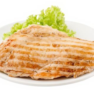 Piept de pui la grill cu cartofi prăjiți 