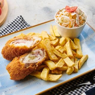 Cordon bleu cu cartofi prăjiți 