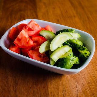 Salata de rosii cu castraveti