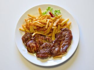 Ceafa de porc la grill cu cartofi prajiti