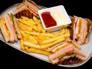 Club Sandwich cu cartofi prăjiți și bacon