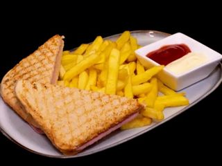 Toast cu sunca si cascaval si cartofi prajiti