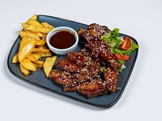 Aripioare de Pui în sos BBQ și Cartofi Aromatizați