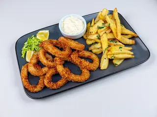 Inele de Calamari Pane cu Cartofi Aromatizați și Sos de Usturoi