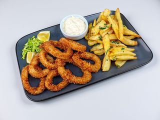 Inele de Calamari Pane cu Cartofi Aromatizați și Sos de Usturoi