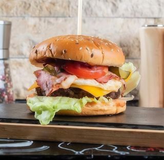 Cheeseburger cu Cartofi Wedges