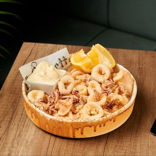 Calamar pane cu cartofi prăjiți 