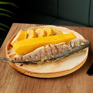 Biban de mare la grătar cu mămăligă coaptă și porumb